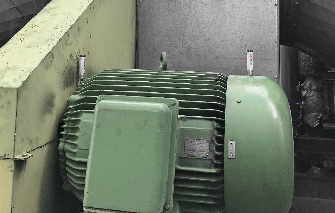 Deux graisseurs simalube 15ml lubrifient un moteur électrique de ventilateur.