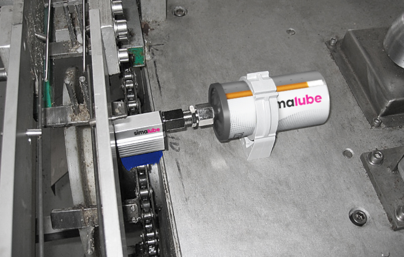 El lubricador simalube lubrica una cadena de transmisión de una cinta transportadora con un cepillo plano azul, especialmente desarrollado para la industria alimentaria.