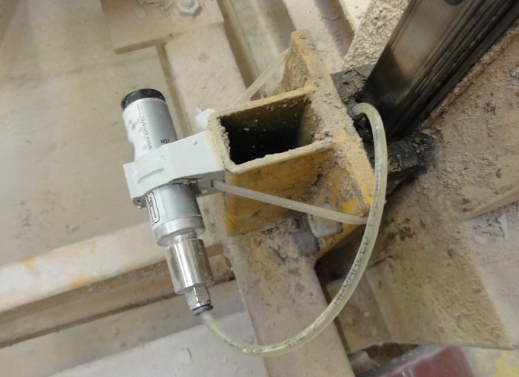Le plus petit graisseur simalube lubrifie via un tuyau un guidage linéaire dans une usine de peinture.
