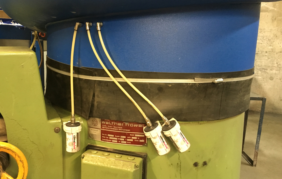 Trois graisseurs simalube 125ml lubrifient automatiquement les points de graissage via un tuyau.