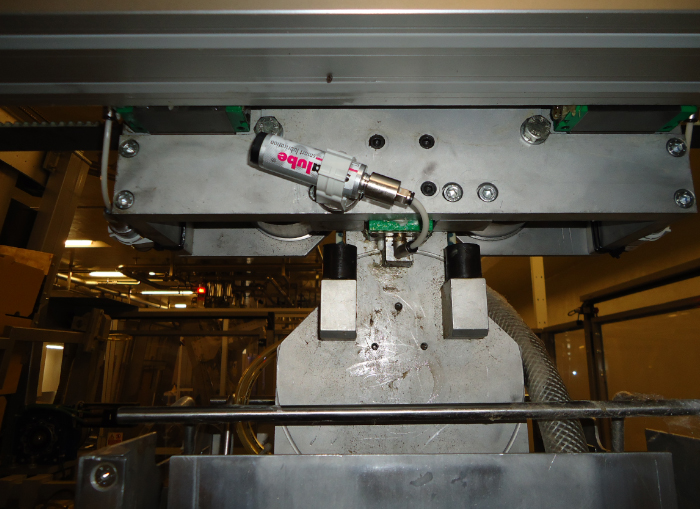 Le graisseur simalube 15ml alimente un guidage linéaire avec le lubrifiant nécessaire dans une usine chimique.