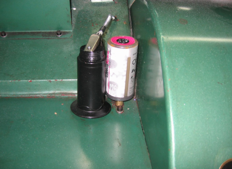 Une machine à imprimer est automatiquement lubrifiée par un graisseur simalube.