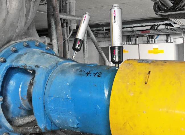 Deux simalube IMPULSE lubrifient automatiquement et en continu les paliers d'une pompe via un long tuyau.