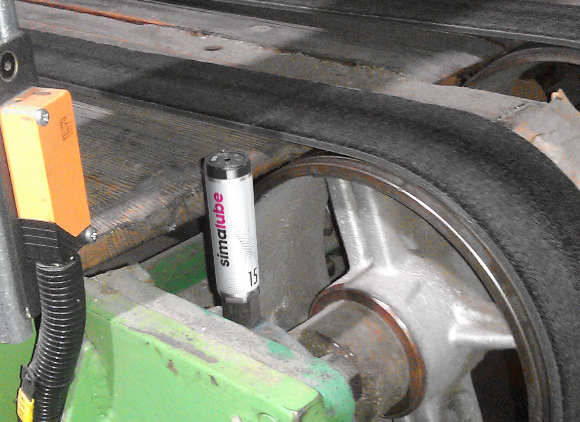 En una fábrica de cartón ondulado, los rodamientos de las cintas transportadoras se lubrican automáticamente con cartuchos de lubricación automática simalube.