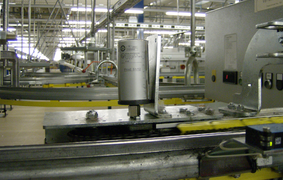Une chaîne de convoyage dans une entreprise de production textile est lubrifiée automatiquement et en continu jusqu'à un an par un graisseur simalube.