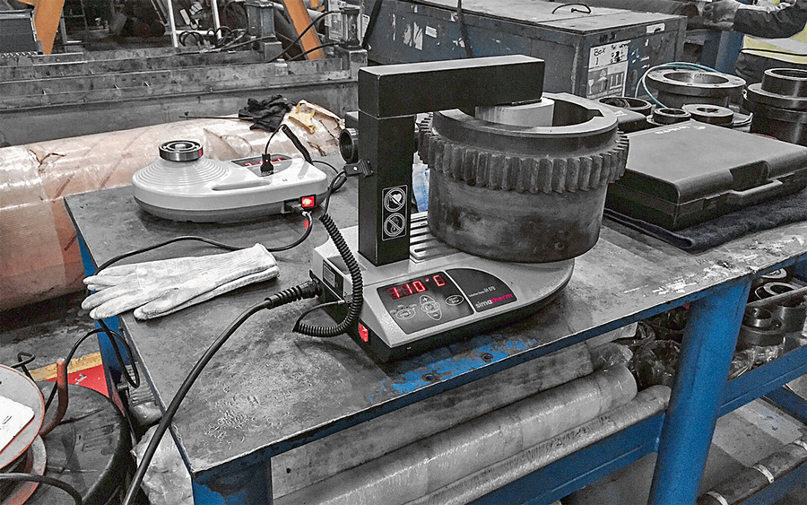 Los calentadores de inducción simatherm VOLCANO IH 025 e IH 070 con dos piezas de diferente tamaño: el modelo IH 070 calienta un manguito de rueda dentada hasta la temperatura de instalación especificada.