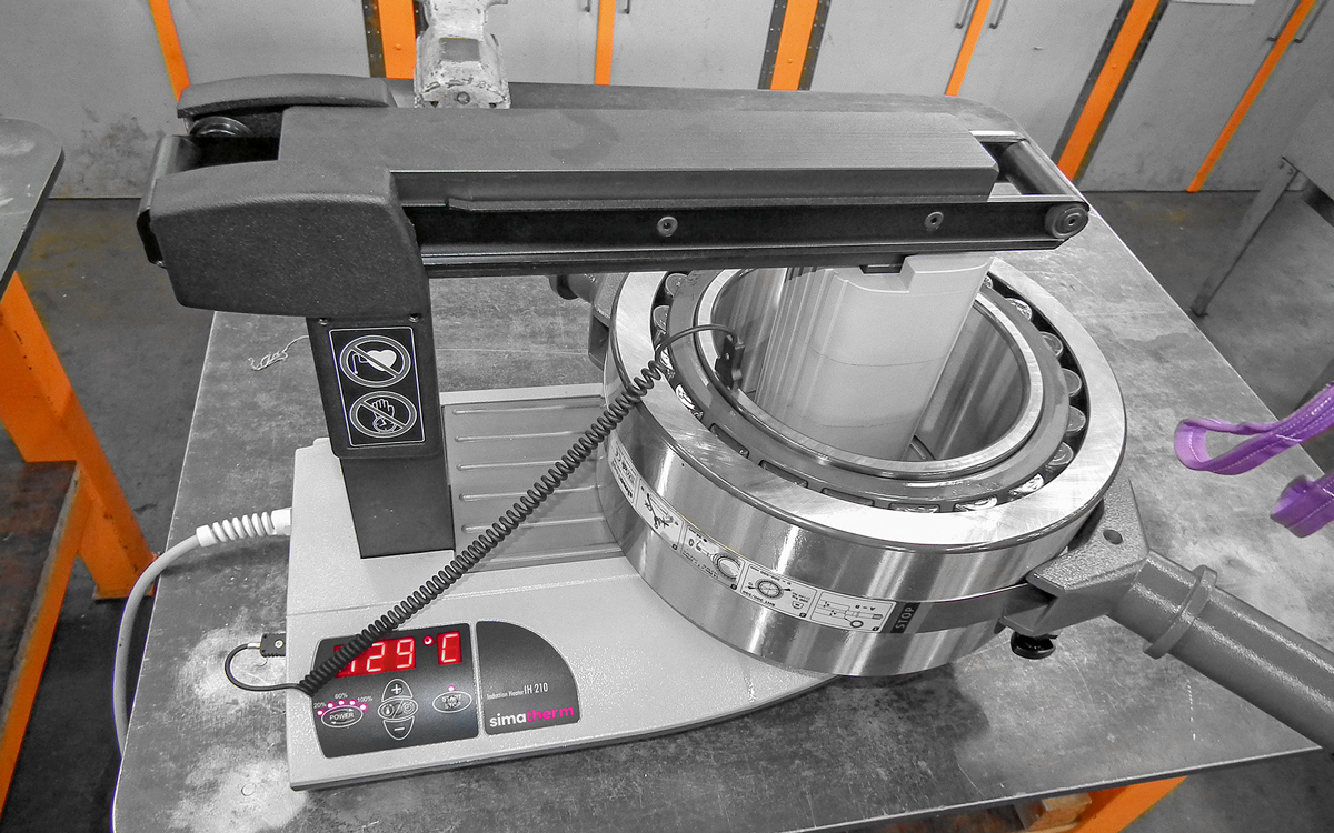 Das über der Spule liegende Pendelrollenlager wird mit dem simatherm Anwärmgerät IH 210 erwärmt. Das Pendelrollenlager wird in ein simatool Bearing Handling Tool eingespannt, das eine schnelle Montage ermöglicht.