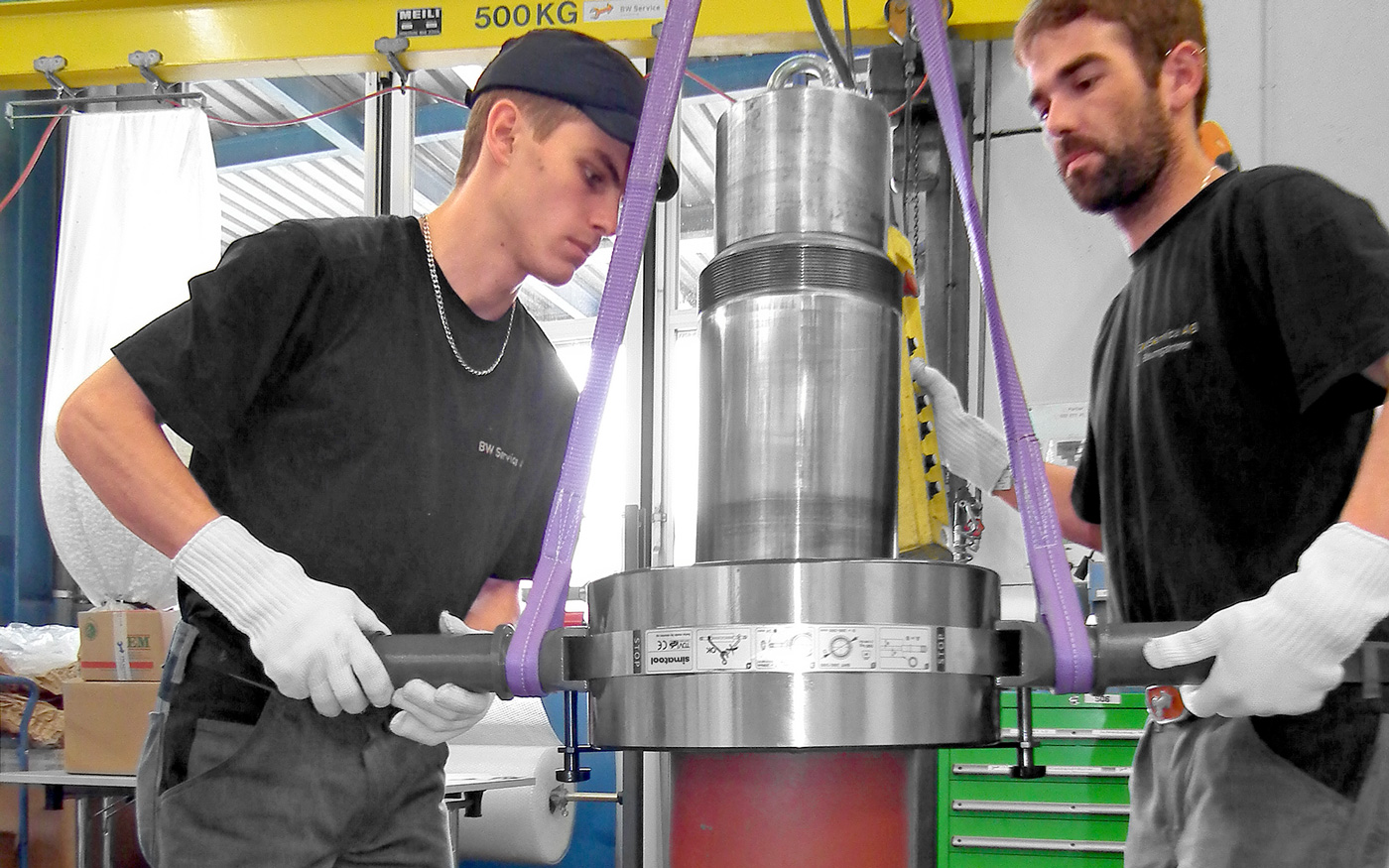 使用simatool轴承处理工具将一个加热的大型深沟球轴承安装在涡轮机轴上。