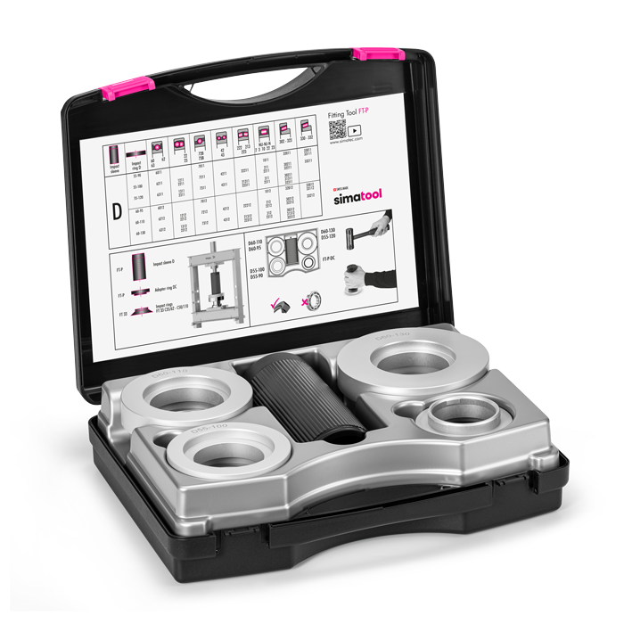 Mallette ouverte du simatool Fitting Tool FT-P. Le guide d'utilisation pratique comprenant le tableau de sélection des roulements est collé à l'intérieur de la mallette. Le jeu d'outils de montage de roulements contient 1 tube, 6 bagues et 1 bague d'adaptation.