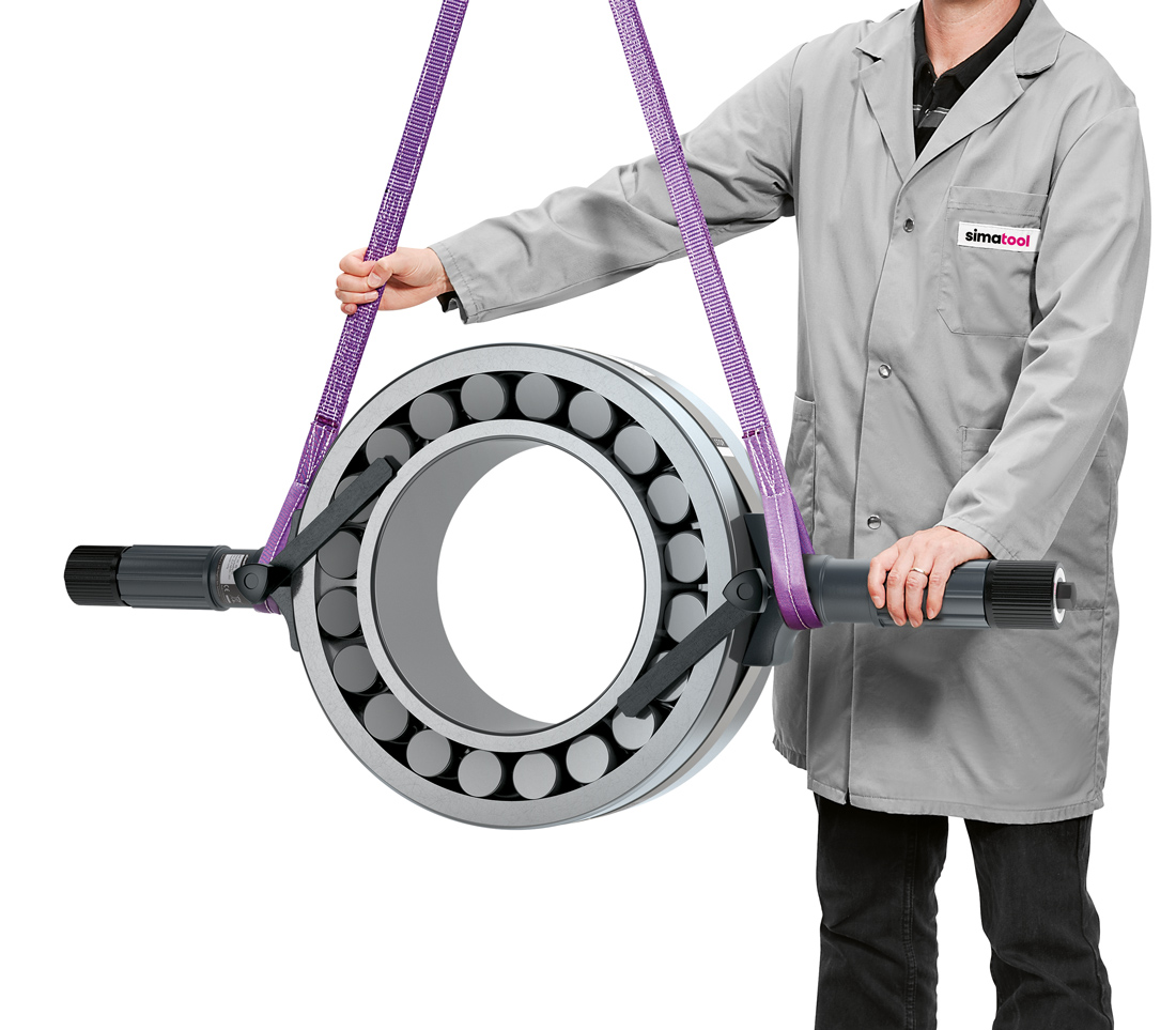 Le simatool BHT 300-500 entoure la bague extérieure du roulement à rouleaux sphériques d'une bande d'acier.  L'alésage reste libre, de sorte que le roulement peut simplement être poussé sur un arbre. 