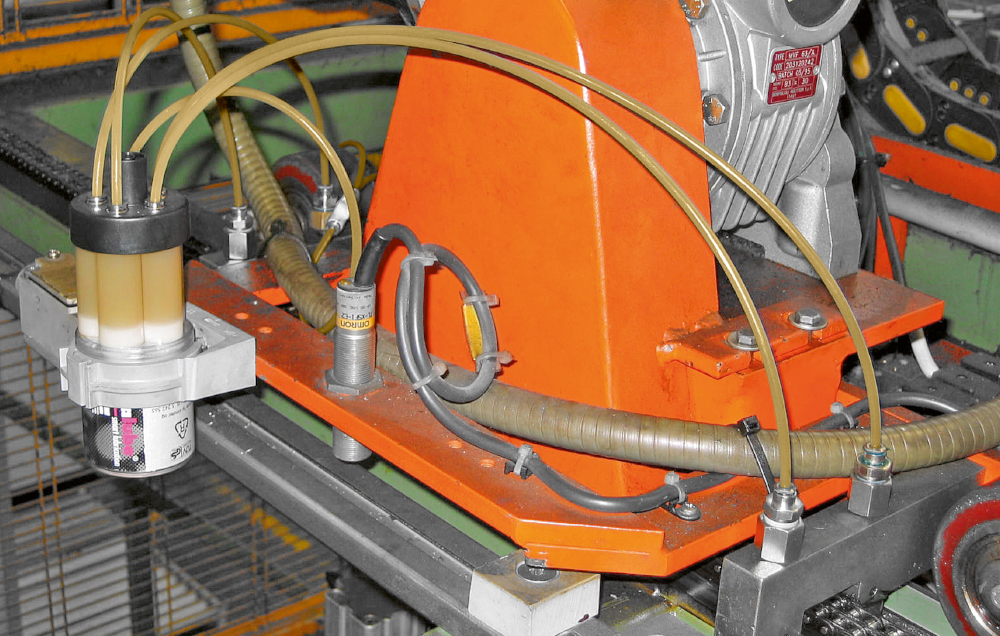 En un aserradero, el lubricador multipunto simalube lubrica cinco puntos de lubricación de forma simultánea, automática y continua.