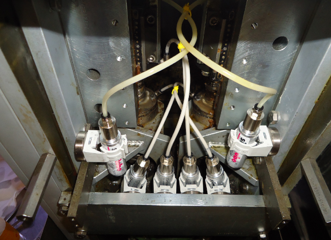 Plusieurs graisseurs simalube 15ml lubrifient automatiquement et en continu une installation dans une usine chimique.
