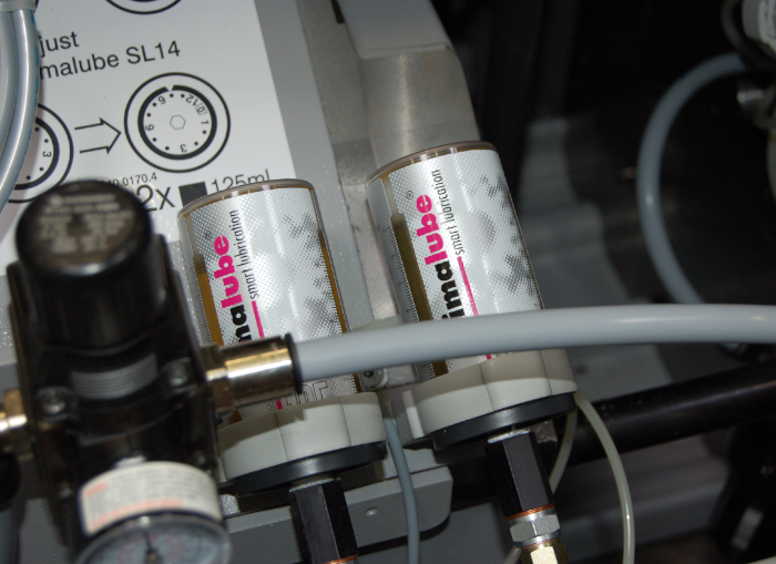Deux graisseurs simalube 125ml lubrifient automatiquement et pendant 10 mois une machine à imprimer.
