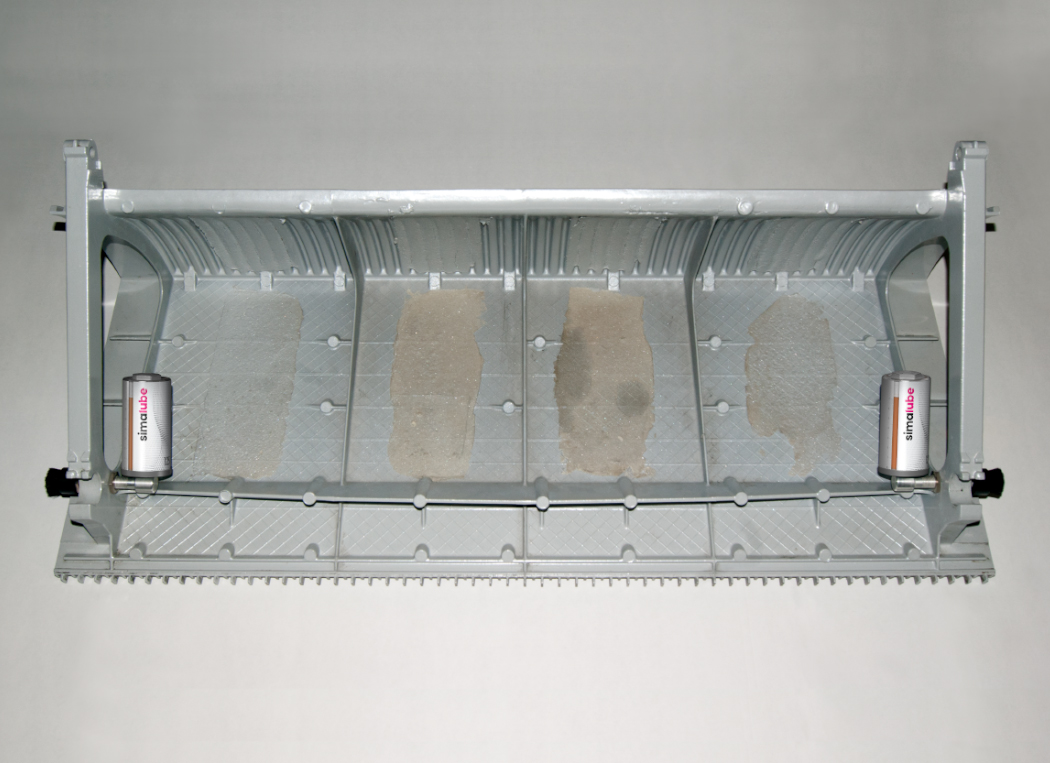 Le système de lubrification des glissières de marches simalube, composé d'une brosse courte, d'une pièce de fixation et d'un graisseur, convient aux escaliers mécaniques Schindler. Il s'installe directement sur la marche.