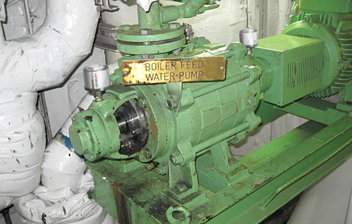 Dos simalube 30ml lubrican automática y constantemente la bomba de agua de la caldera de vapor de un barco durante un año.