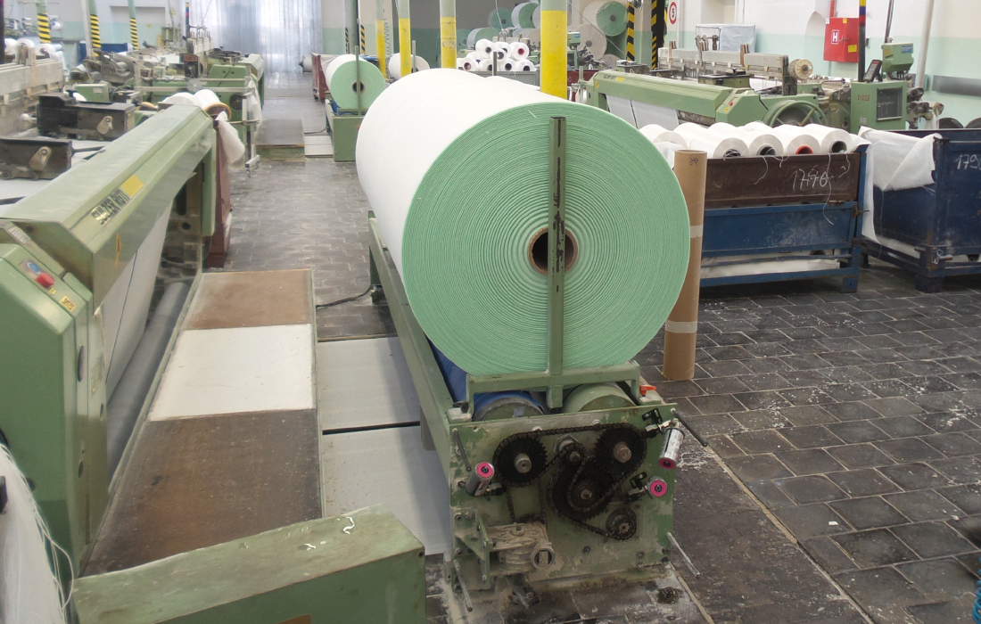 Une chaîne d'entraînement dans l'industrie textile est lubrifiée automatiquement par trois graisseurs simalube. Grâce à la brosse simalube, la chaîne est en même temps maintenue propre.