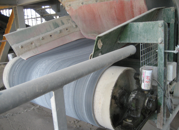 Dos lubricadores simalube de 125 ml lubrican de forma automática y constante los rodamientos del pedestal del tambor de la cinta transportadora durante un máximo de un año. 
