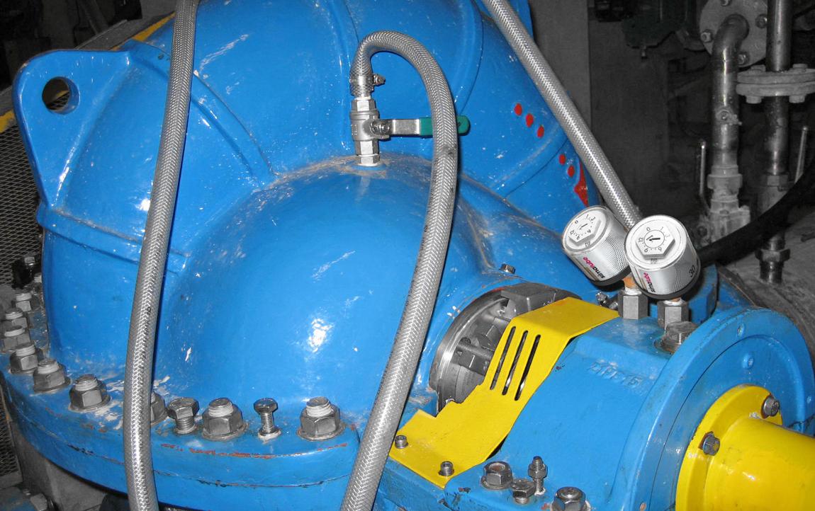 Les roulements d'une pompe sont lubrifiés avec deux petites graisseurs simalube 30 ml.